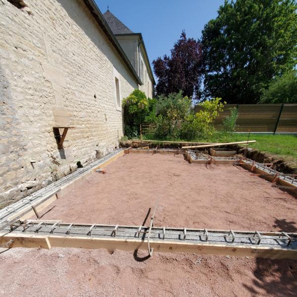 Pose d'un carrelage extérieur pour une terrasse par Chesnel Batiment artisan bâtisseur en Normandie