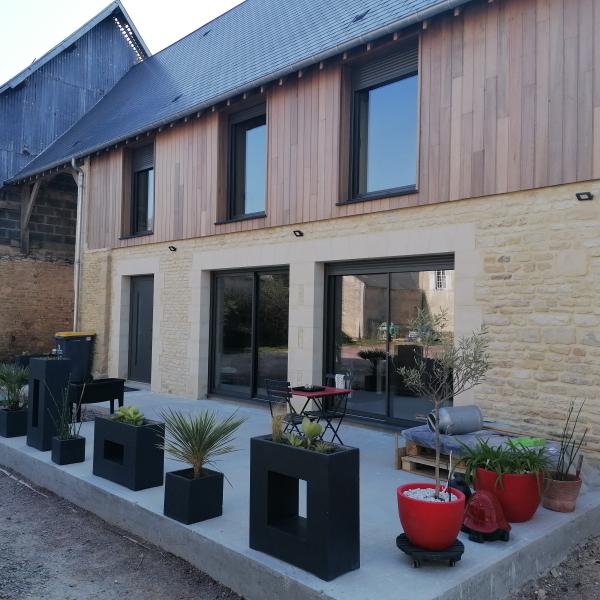 Restauration extérieure d'un ancien corps de ferme par Chesnel Batiment proche de Caen