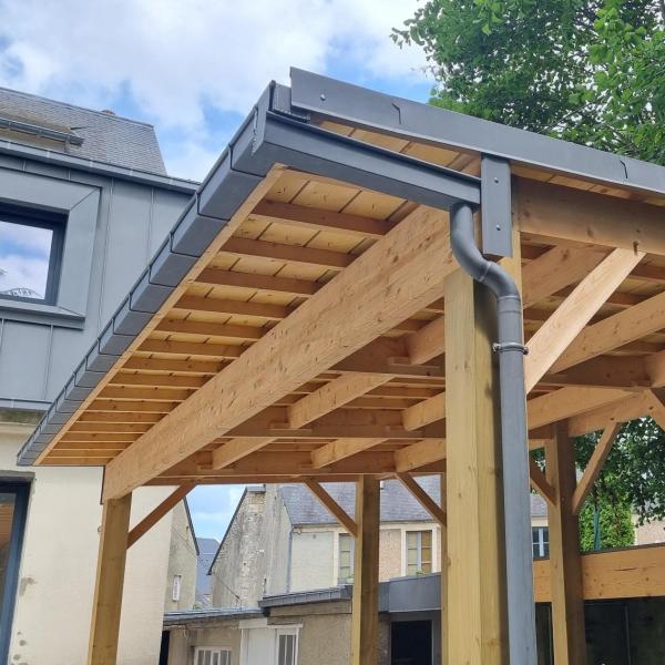 Création d'une charpente et ossature en bois pour carport par Chesnel Batiment située dans le Calvados